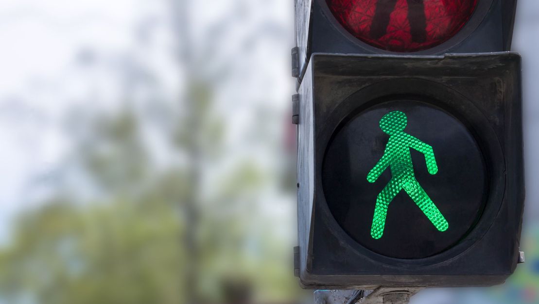 Närbild på trafikljus med grön gubbe