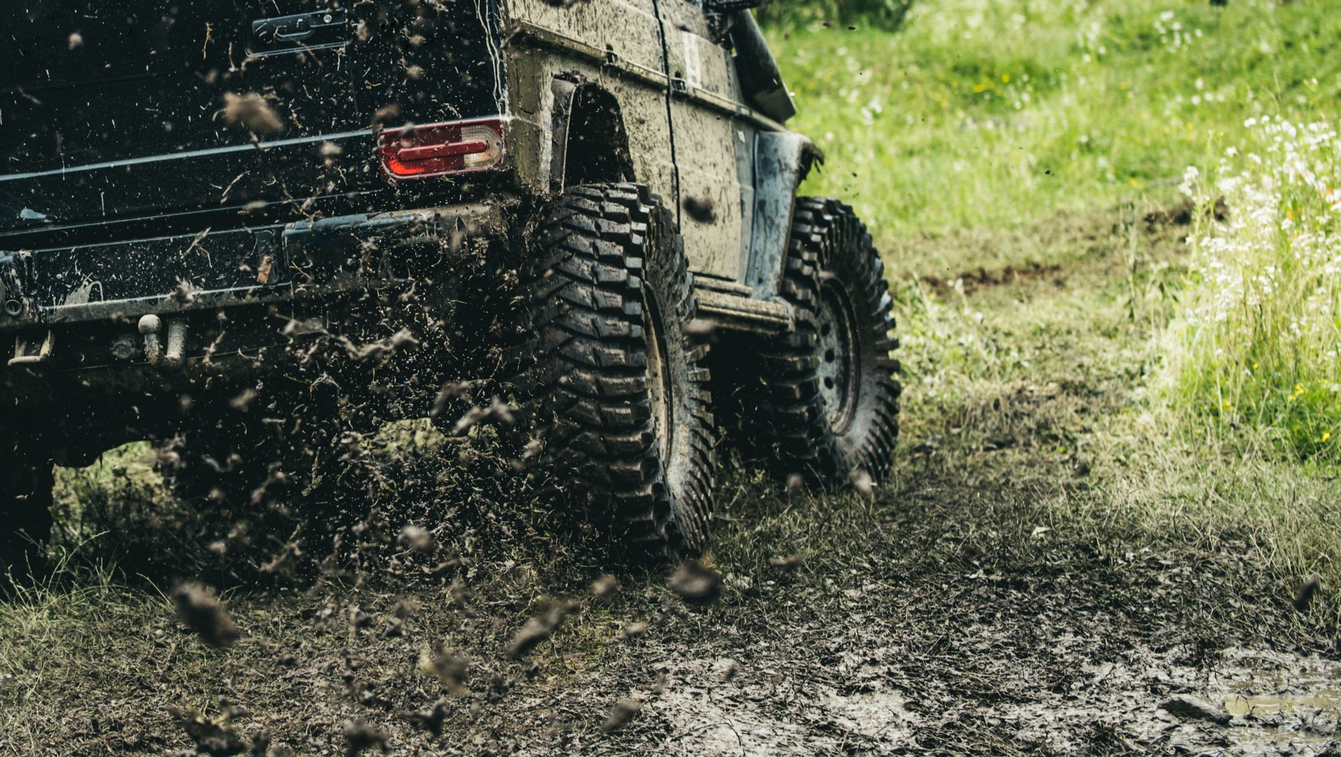 Bil som kör i lerig terräng 