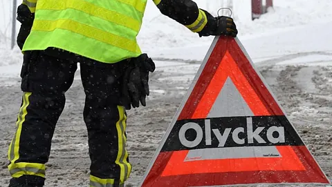 Bil med trasig front åker upp på ramp