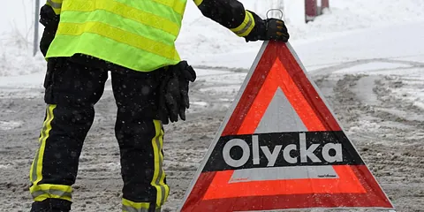 Bil med trasig front åker upp på ramp